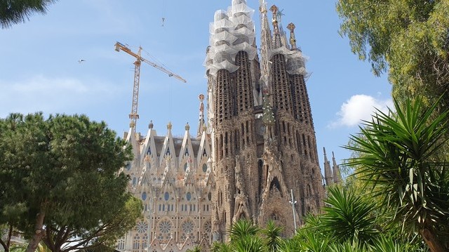 Sagrada Família, La Rambla, Casa Milà - Melyik városban találhatóak?
