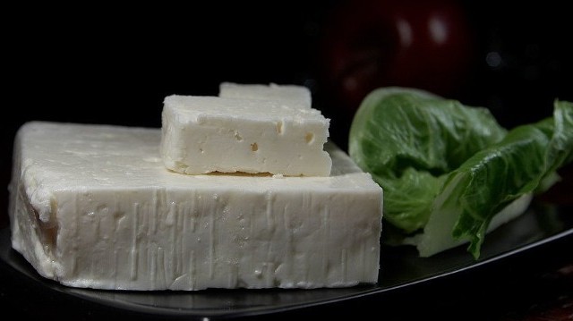 Miből készül a feta-sajt?