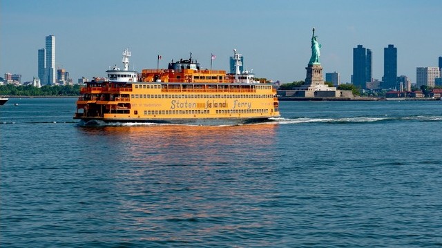 Melyik folyó torkolatánál található Staten Island New Yorkban?