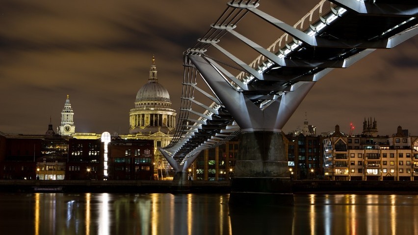 Melyik városban található a Millennium Bridge?