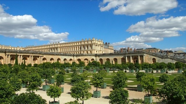 Milyen stílusban épült a párizsi Versailles-i kastély?