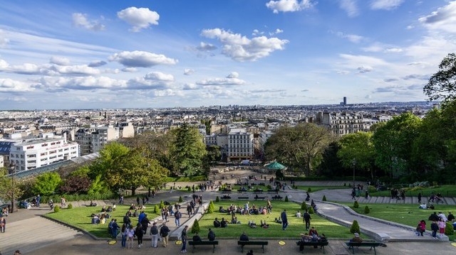 Hol van a Montmartre, írók, művészek, festők és szórakoztató művészek negyede