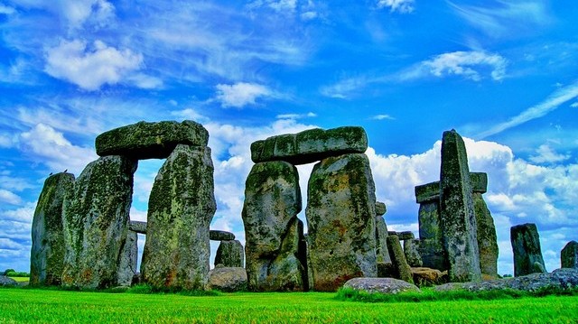 Körkörösen elrendezett kőtömbökből és földsáncokból álló monumentális építmény. Hol található a Stonehenge?