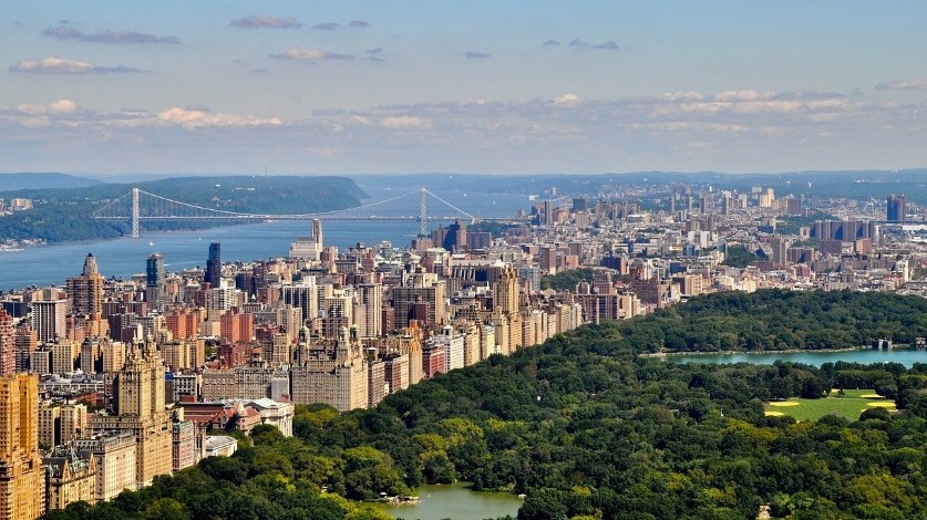 Melyik folyó torkolatánál található New York?