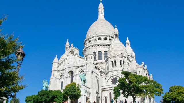 Melyik nagyvárosban található a Sacre Coeur-bazilika?