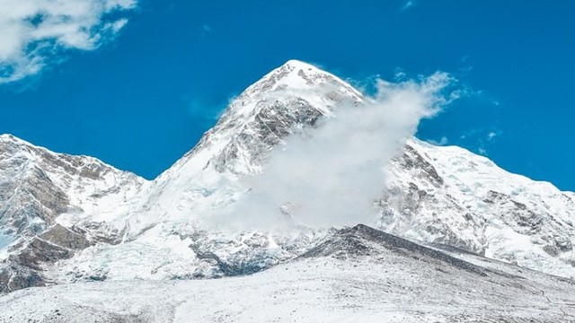 Melyik két ország határán található a Mont Everest?