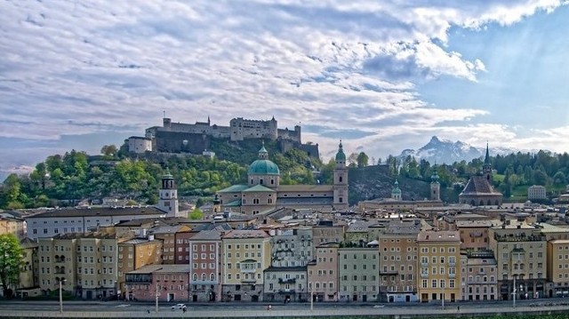 Lienz, Salzburg, Innsbruck - Melyik országban találhatóak?