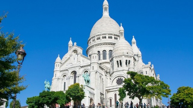 Melyik nagyvárosban található a Sacre Coeur-bazilika?