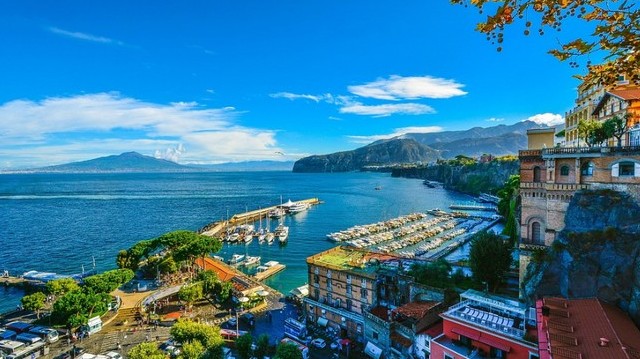 Melyik országban található Sorrento?