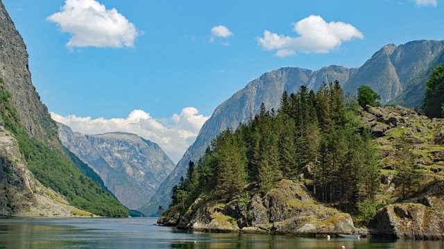 A Föld melyik részén jellemzőek a fjordok?