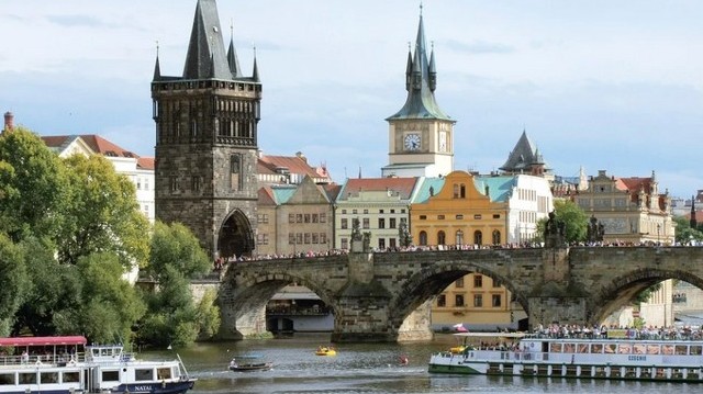 Melyik nagyvároson folyik keresztül a Moldva?