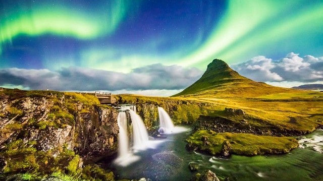 Az országot gleccserek, vulkánok, gejzírek és vízesések jellemzik. Az országot gleccserek, vulkánok, gejzírek és vízesések jellemzik.