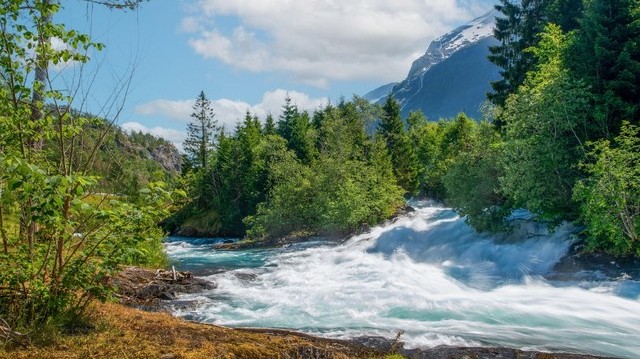 Területe gyéren lakott, óceáni partszakasza a fjordjairól ismert. Számos gleccsere és vízesése van. Melyik ez az ország?