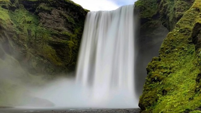 Ebben az országban rengeteg gejzír található és több működő vulkán is. A tűz és jég országaként is szokták emlegetni. Ebben az országban rengeteg gejzír található és több működő vulkán is. A tűz és jég országaként is szokták emlegetni.