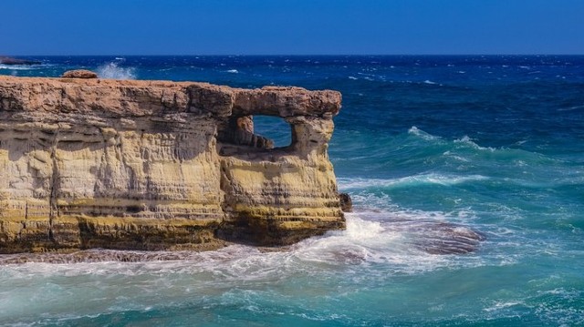 Melyik tengernél található Ciprus?