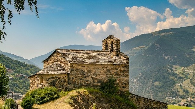 Melyik két ország között található Andorra?