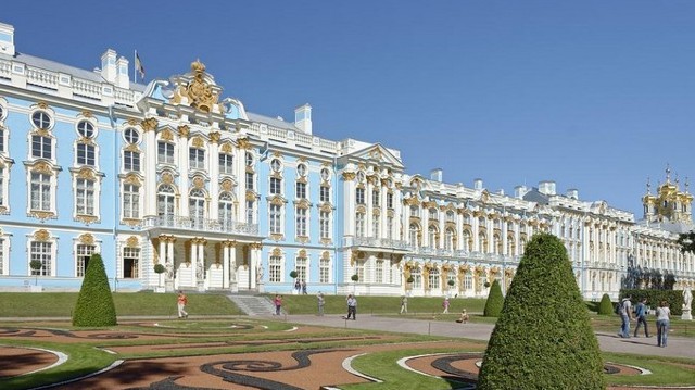 Ki alapította Szentpétervárt?