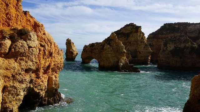 Melyik országban található: Porto, Faro és Lagos?