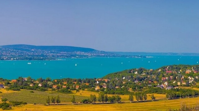 Ez a település a Balaton-felvidéki Nemzeti Park szívében helyezkedik el, jelentős geológiai, botanikai és népi építészeti emlékkel, határában Majorral, ahol őshonos magyar állatokat mutatnak be.