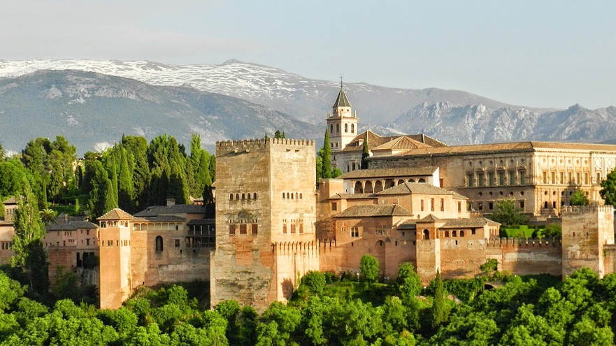 Hol található Alhambra, ez a mór építésű erőd és palota? Hol található Alhambra, ez a mór építésű erőd és palota?