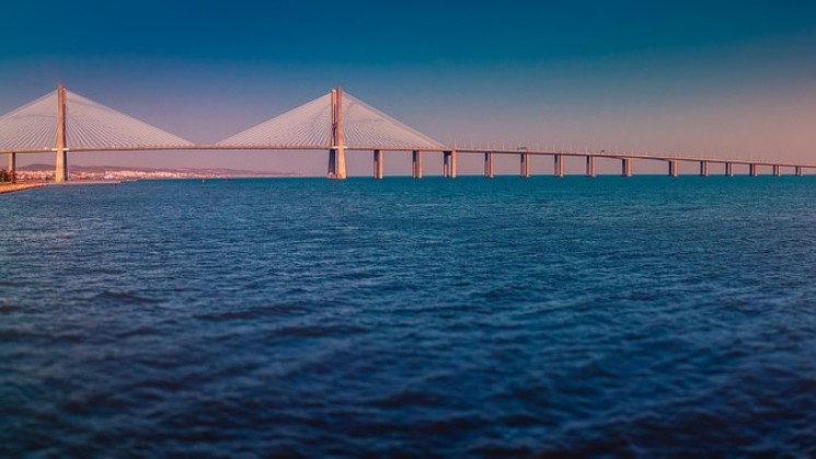 17,2 km-es hosszú - a viaduktokkal együtt - a Vasco da Gama híd, mely Európa egyik leghosszabb hídja. Hol található?
