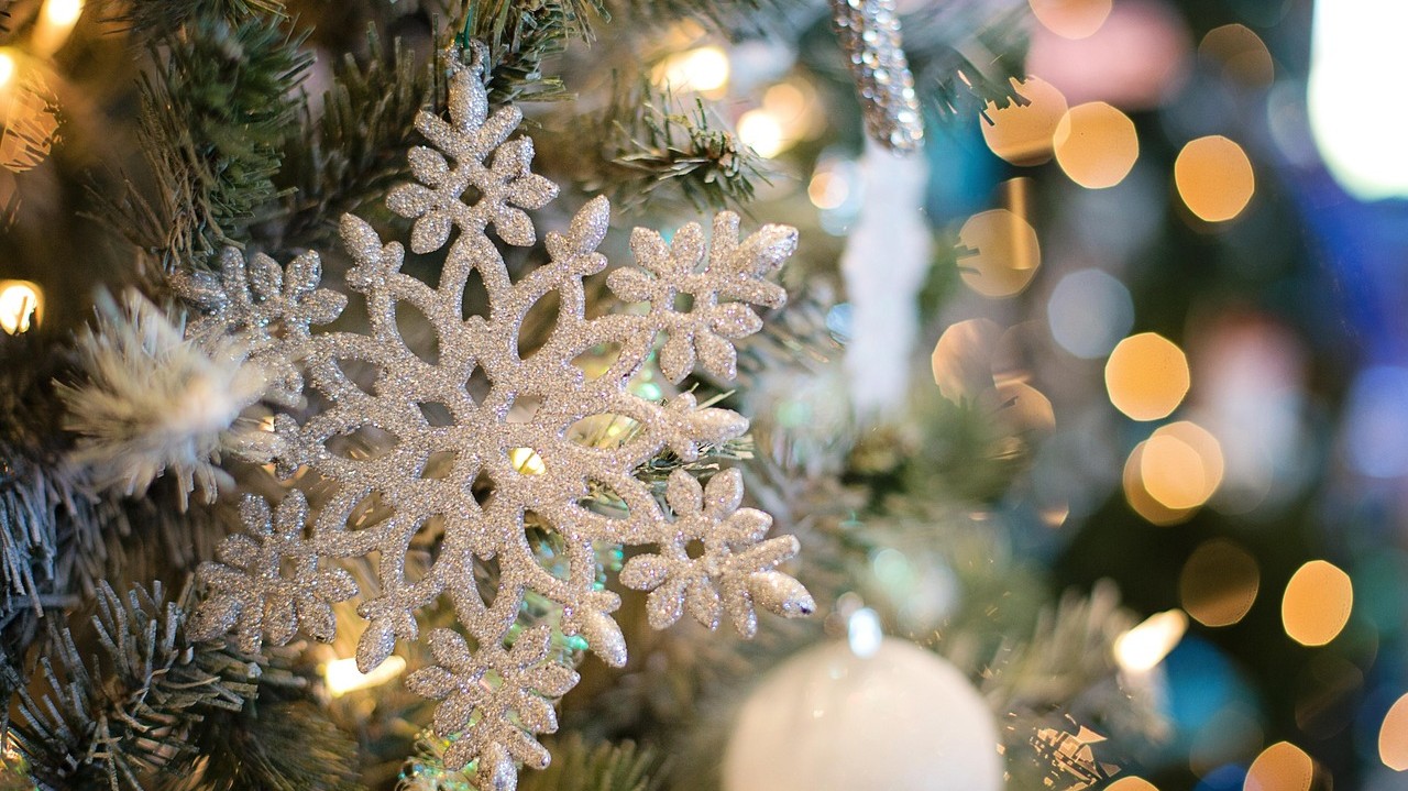 Az egyik karácsonyi történetet NEM Kosztolányi Dezső írta. Melyiket? Az egyik karácsonyi történetet NEM Kosztolányi Dezső írta. Melyiket?