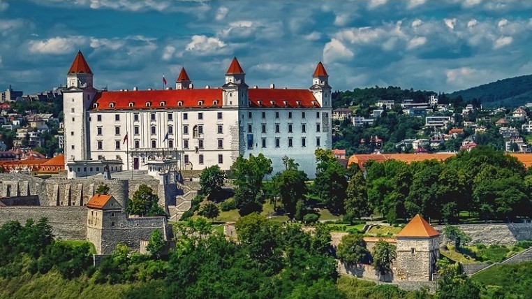 Melyik országban van Pozsony?