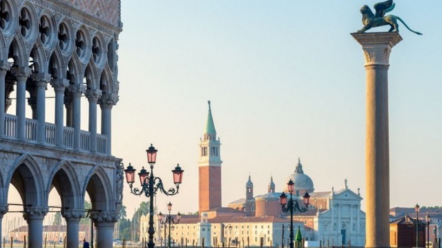 Melyik tenger mellett fekszik Velence városa?