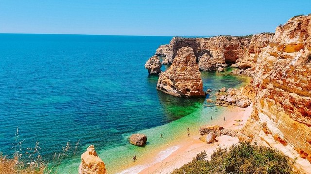 Melyik országban található Faro és Algarve?
