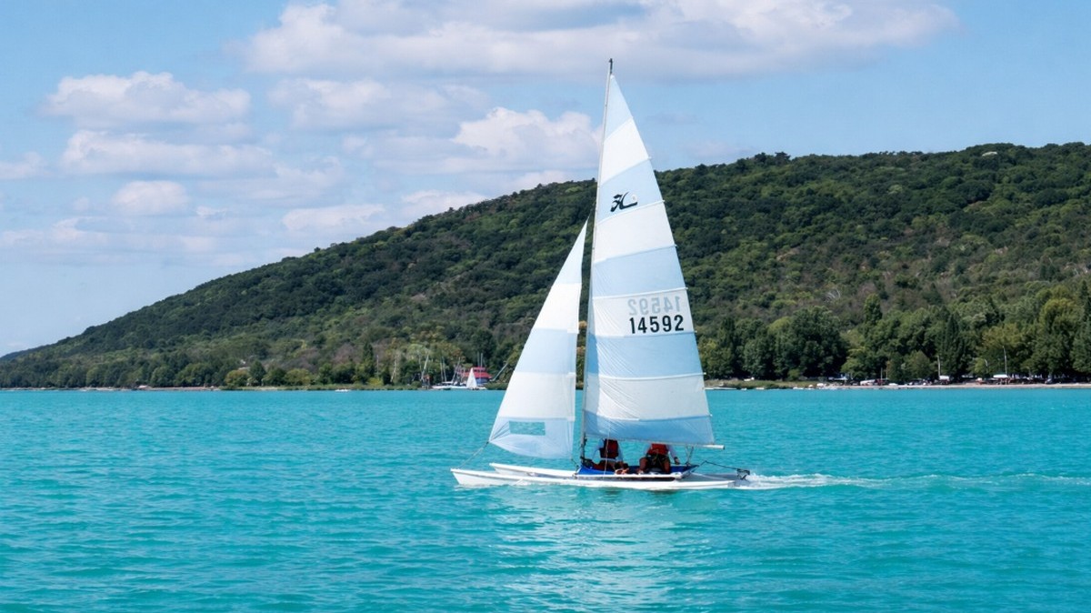 Nagyjából hány négyzetkilométer a Balaton felszíni területe?