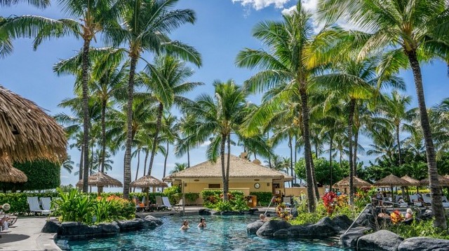 A Csendes-óceánból kiemelkedő vulkanikus eredetű sziget. Az orchideák szigetének is hívják.