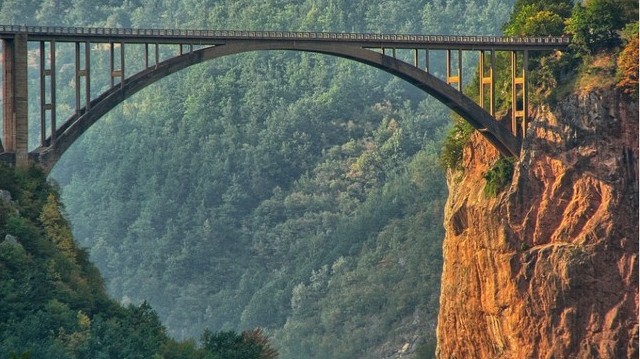 Melyik országnak nincs tengerpartja?