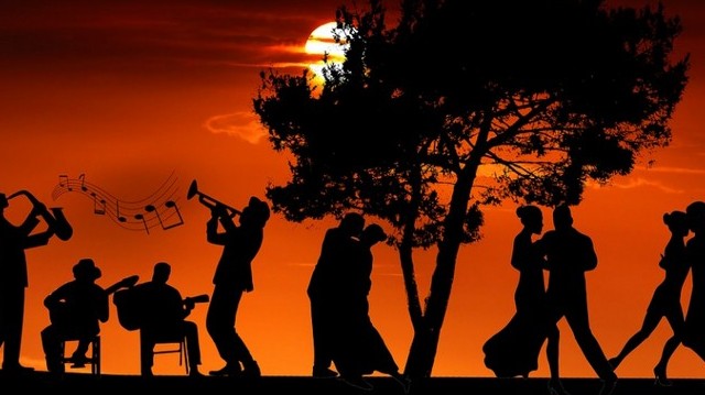 Az alábbiak közül mely tánc NEM tartozik a standard táncok közé?