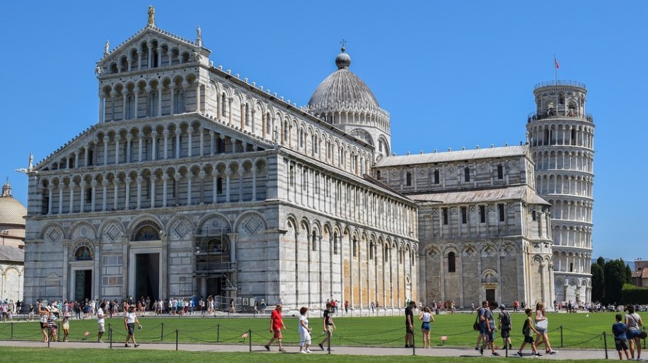 Hány métert tér el a pisai ferde torony a függőlegestől?