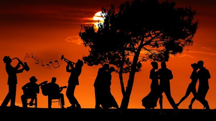 Francia eredetű, háromnegyedes ütemű, elegáns régi páros tánc.