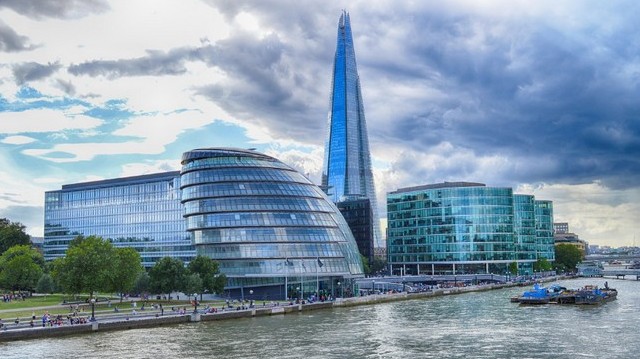 A felsorolt felhőkarcolók közül, melyik a 300 méter feletti magasságú és Londonban áll?