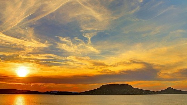 A Balaton déli partján található.