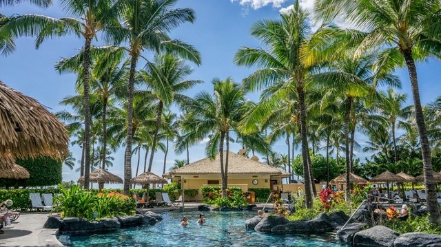 Vulkanikus eredetű a Csendes-óceánból kiemelkedő sziget. Az orchideák szigetének is hívják.