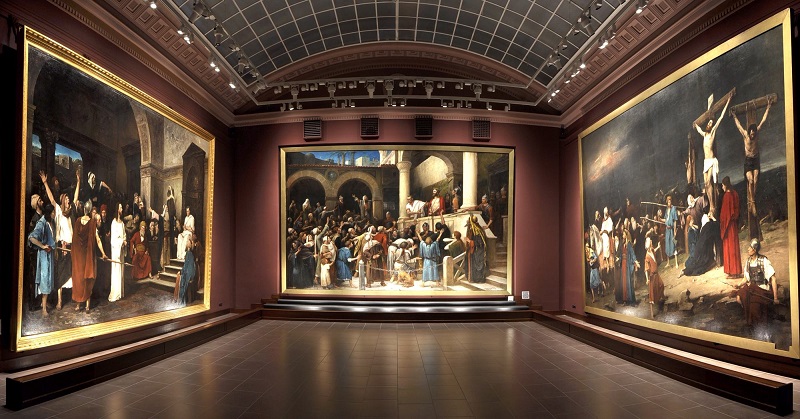 Melyik városban van kiállítva Munkácsy Krisztus-trilógiája?