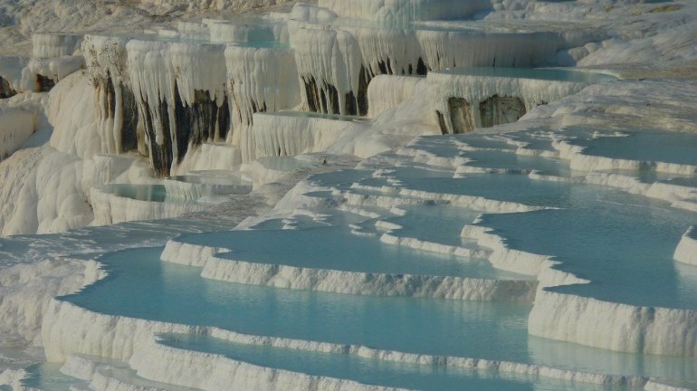 Hol található Pamukkale, a ritka természeti képződmény? Hol található Pamukkale, a ritka természeti képződmény?