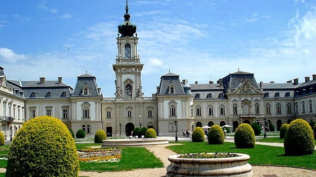 Milyen stílusban épült a keszthelyi Festetics-kastély? Milyen stílusban épült a keszthelyi Festetics-kastély?